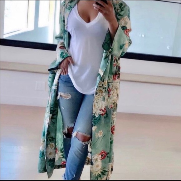 BLOGGERS FAV ZARA FLORAL BELTED GREEN KIMONO - Picture 7 of 9